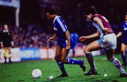 Brian Stein shields the ball