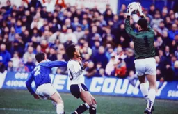 Mark Stein is beaten to the ball by Kevin Carr