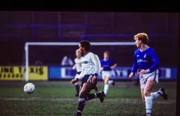 Mark Stein runs onto the ball