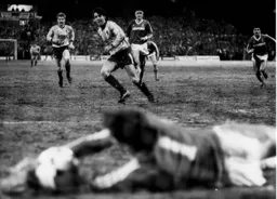 Saunders beat Sealey with this one to make the final result 1-1 although Sealey later saved another penalty given for Saunders' theatrics