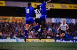 Mark Stein is sandwiched between defenders