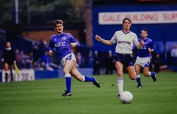 Steve Williams chases the ball