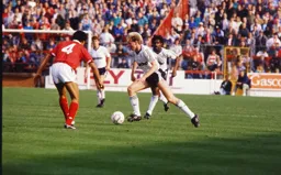 David Oldfield takes on Des Walker