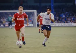 Roy Wegerle in a chase for the ball