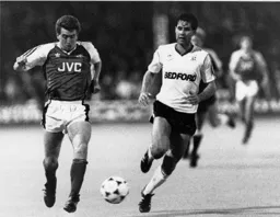 Roy Wegerle in a race for the ball with Nigel Winterburn