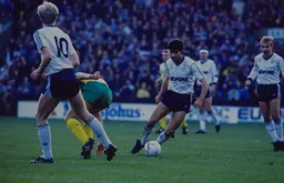 Roy Wegerle weaves his way through