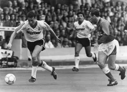 Danny Wilson gets away from a challenge by Peter Reid