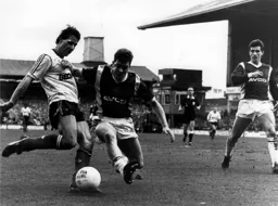 Roy Wegerle evades Julian Dicks to score Town`s second goal