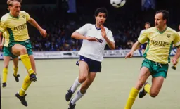 Roy Wegerle goes between Trevor Putney and Mike Phelan