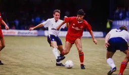 Kingsley Black challenges Charlton’s Rob Lee