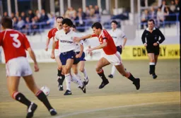 Roy Wegerle goes past Bryan Robson