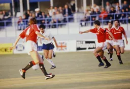 Roy Wegerle takes on the United defence on his own