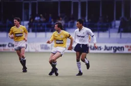 Kurt Nogan trying to get to the ball before Saint’s Jimmy Case