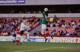 Iain Dowie beaten to the ball by the keeper