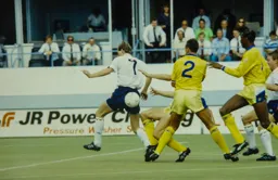 Lars Elstrup cannot spot the ball