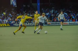 Lars Elstrup chased by Gary McAllister