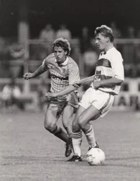 Steve Williams tries to win the ball