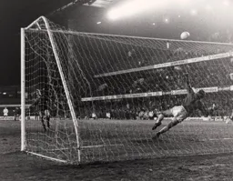 Gordon Durie fires one over the bar during the penalty shoot out