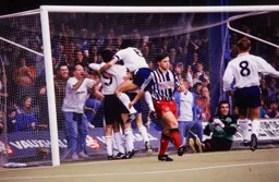 Everybody celebrates Lars Elstrup’s opening goal
