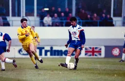 Chris Kamara passing out wide