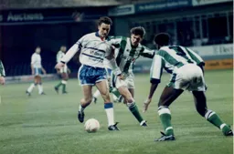 Again ScottOakes takes on the full back but this time there are defensive reinforcements