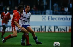 Steve Claridge being held off the ball