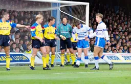 Steve Claridge and Darren Salton waiting for a corner