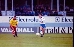 Darren Salton passing forward