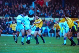 Steve Claridge appears to have trapped the ball with his knee