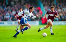 Phil Gray outpacing Julian Dicks