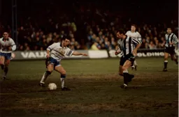 Jason Rees about to play a reverse pass