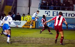 Scott Oakes strikes from distance
