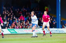 Kerry Dixon waiting for a cross