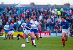 Kerry Dixon in a race for the ball