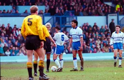 Chris Kamara listening into what the Referee has to say