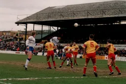 Chris Kamara gets on the end of a corner