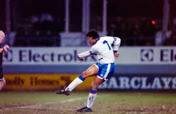 Chris Kamara has a pot shot