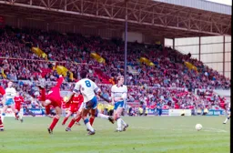 Chris Kamara and Kerry Dixon watching the ball being cleared