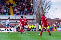 Kerry Dixon attempts a bycycle kick