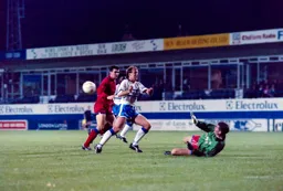 Paul Sansome beats out this effort from Kerry Dixon