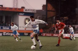 Ceri Hughes breaks free