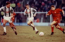 Scott Houghton takes on Paul Raven