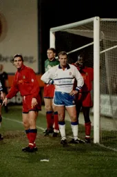 Kerry Dixon waits for a corner