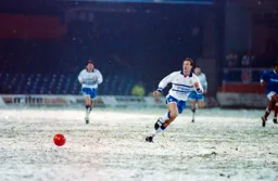 Kerry Dixon running on to a through pass