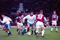 Des Linton working his way through the opposition
