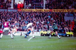 Kerry Dixon cannot find the net