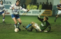 Kerry Dixon rounds the grounded Hammers keeper