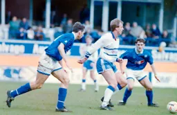 Kerry Dixon surrounded