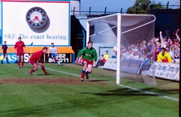 John Hartson’s (out of picture) effort goes in off the post by Southend appeal to say it never crossed the line