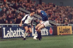 Scott Oakes twists and turns on the wing